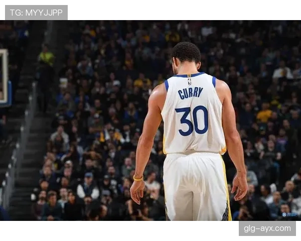 德文·布克无球跑动打出高效得分，胜过库里持球