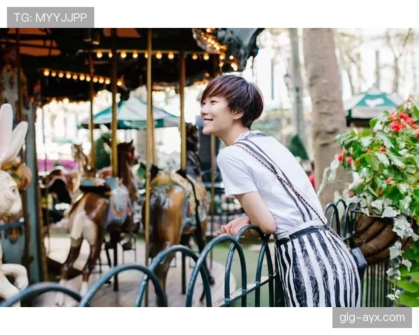 亚历克斯·摩根街拍，手捧路边咖啡、脚踩定制球鞋，这反差笑裂我了